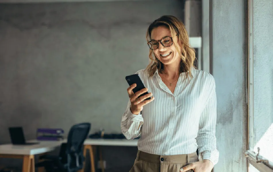 Kvinna svarar på frågor för ägarkollen i mobilen