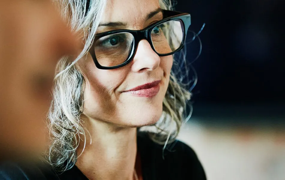 Närbild på glad kvinna med glasögon