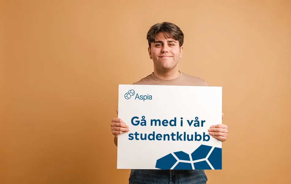 Ung man håller upp en skylt med texten "Gå med i vår studentklubb" framför en beige bakgrund.